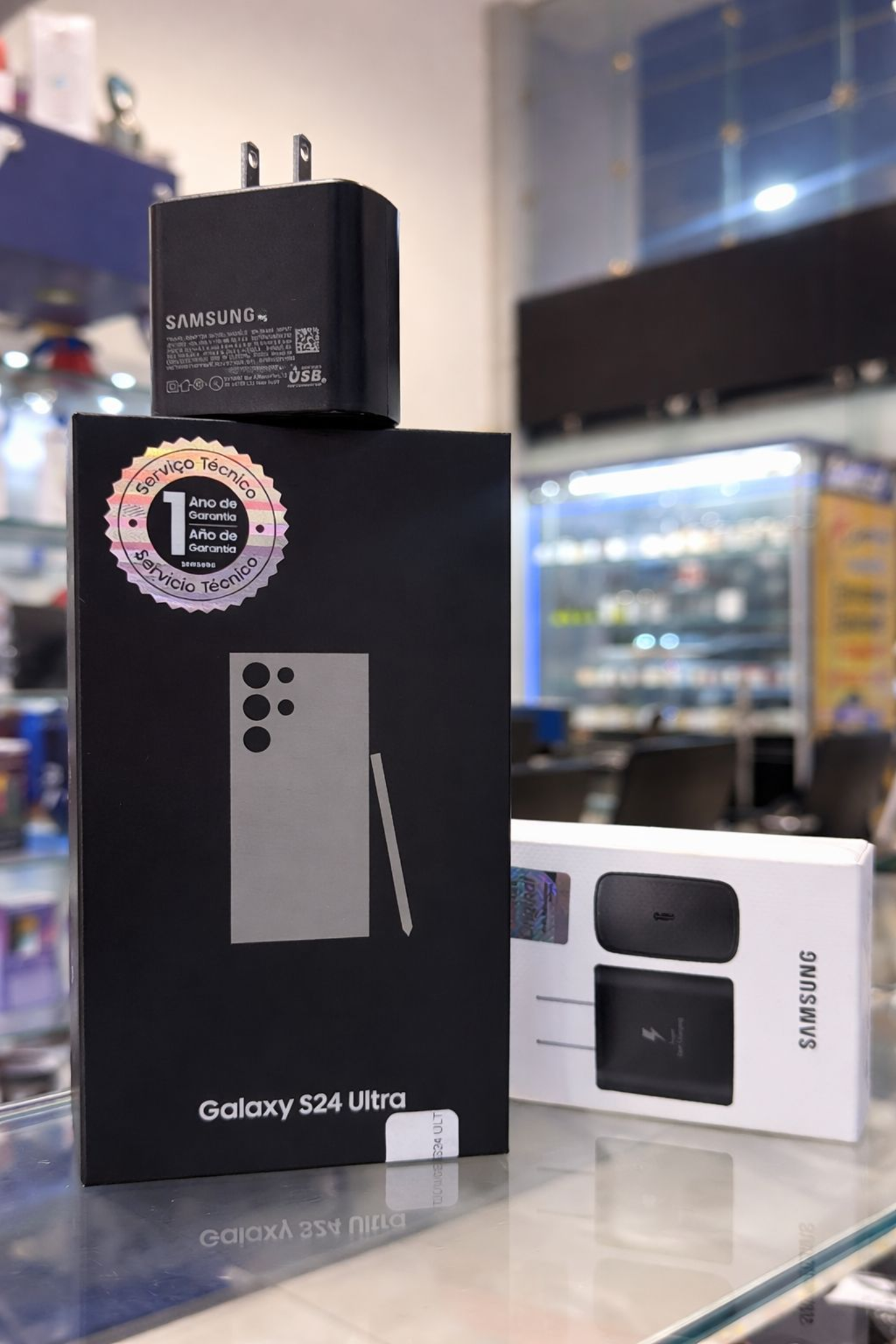 Galaxy S24 Ultra con cargador